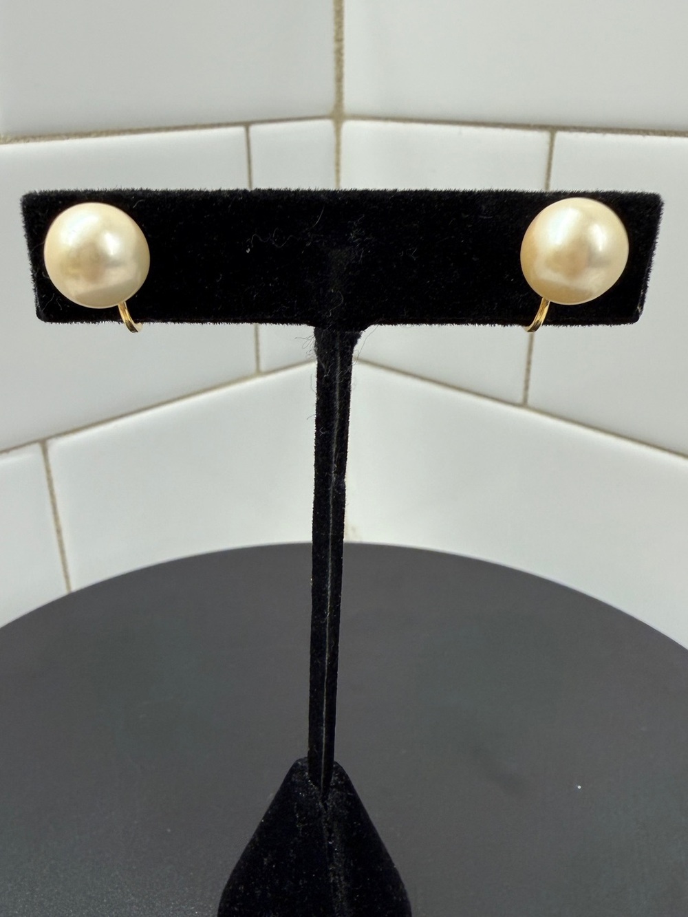Classic Pearl Clip-On Earrings in Cream